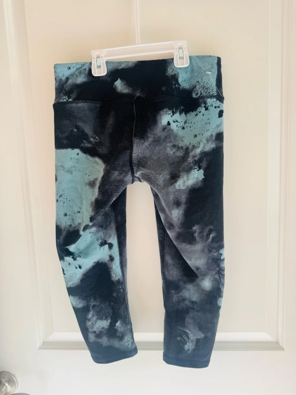 Alo Yoga Airbrush Capri Leggings Size Small Black Blue Smoke Wash Tie Dye